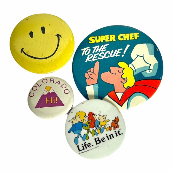 Aesthetic vintage pins / buttons for bag or jacket